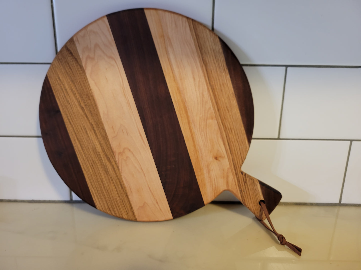 Round cutting board with handle